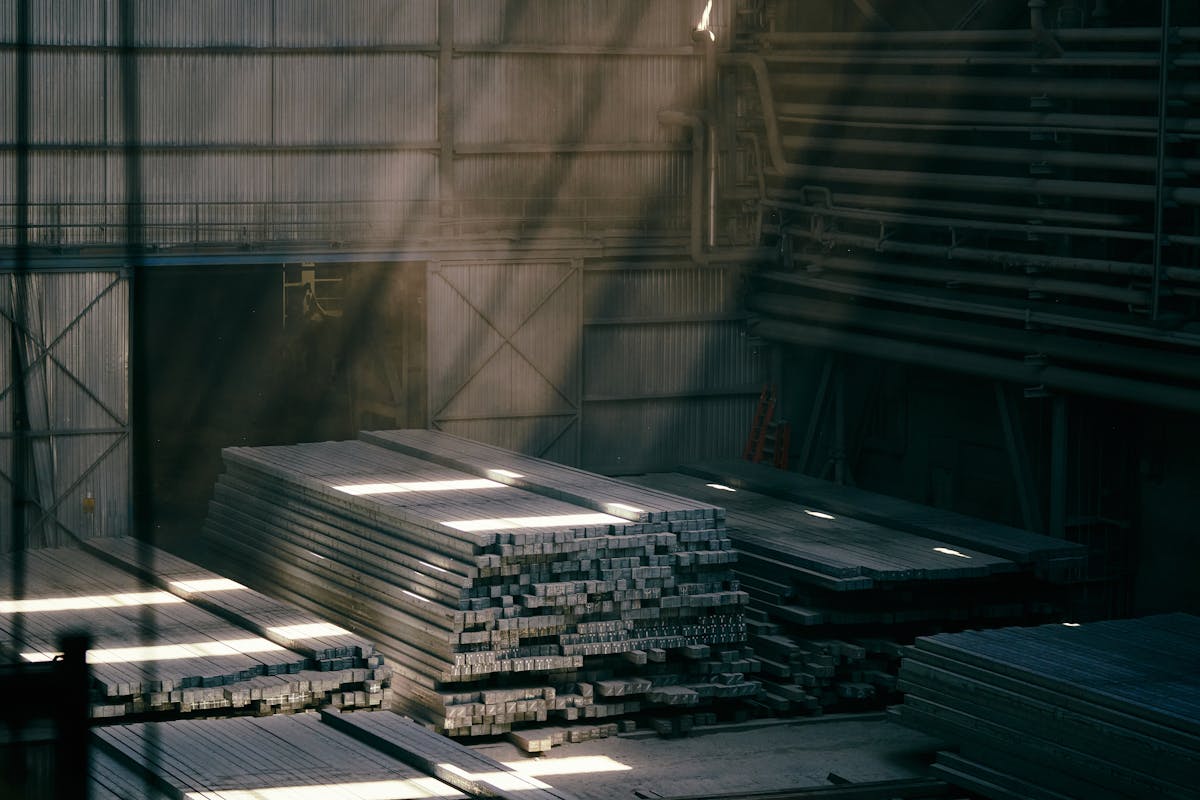 HRN METAL çelik deposu ve istiflenmiş yassı çelik ürünleri